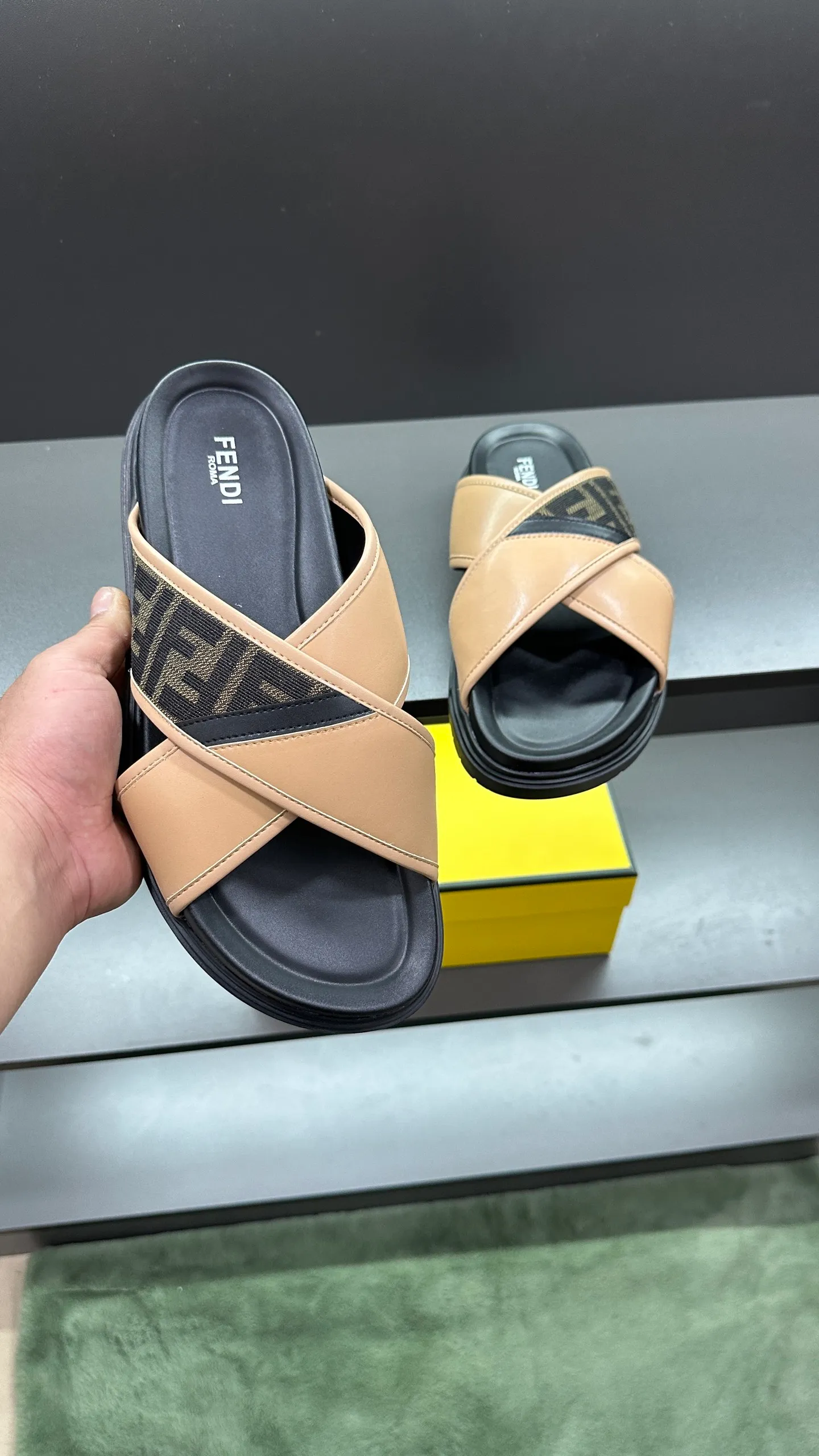 P300 [Fendi Slippers] High-end men's shoes brand, official website 1:1 latest masterpiece: original mold customization, fabrics made of imported original materials, upgraded outsole, lighter and non-slip. The market's top quality, simple yet tasteful, a must-have for fashionistas, fashionable at your feet, full of confidence, the same style at the counter 👍The season of summer slippers is here. Code: 38-45, 46 order